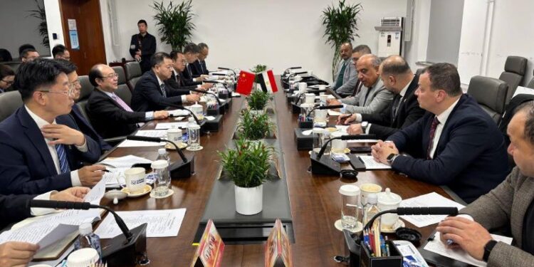 وزير الكهرباء خلال زيارته إلى العاصمة الصينية بكين