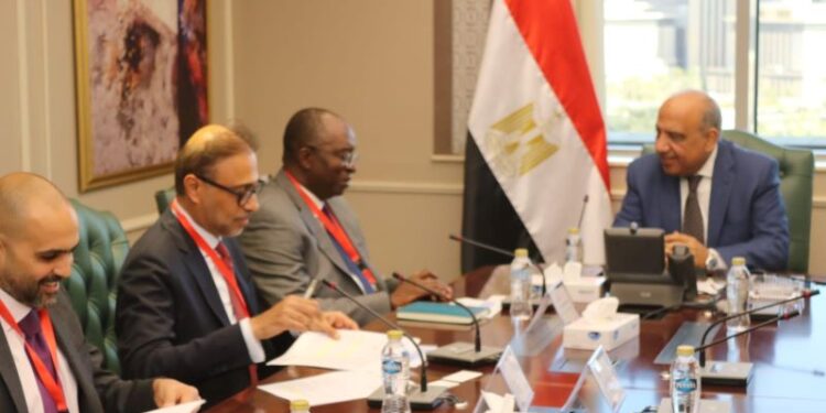 وزير الكهرباء يبحث مع وفد مؤسسة التمويل الدولية تعزيز التعاون في مجالات الكهرباء