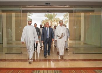 وزير النقل خلال زيارته الحالية لمسقط للمشاركة بمنتدى الأعمال المصري العماني