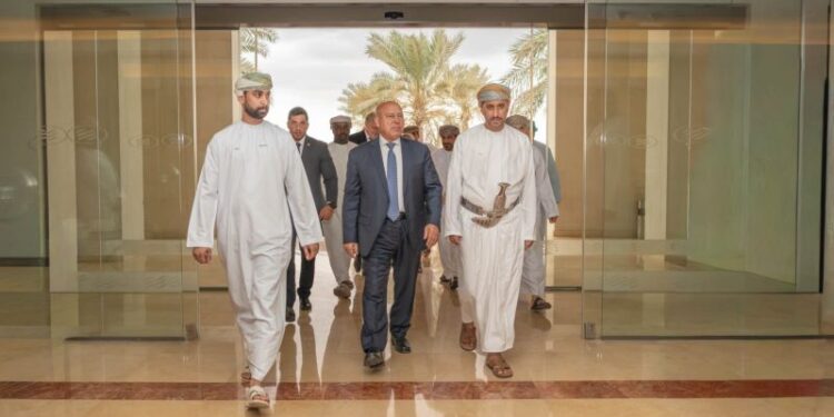 وزير النقل خلال زيارته الحالية لمسقط للمشاركة بمنتدى الأعمال المصري العماني