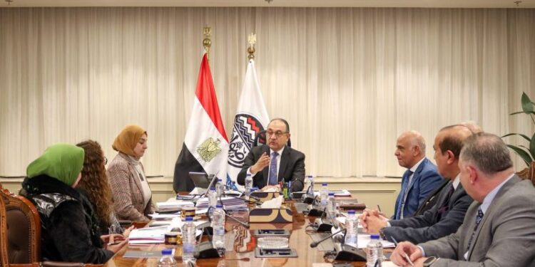 وزير قطاع الأعمال العام يجتمع بمجلس إدارة مصر للسياحة
