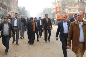 وزير الزراعة يقطع 2 كيلومتر سيراً على الأقدام لإنصاف مزارع في الفيوم 