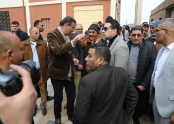 وزير الزراعة يقطع 2 كيلومتر سيراً على الأقدام لإنصاف مزارع في الفيوم