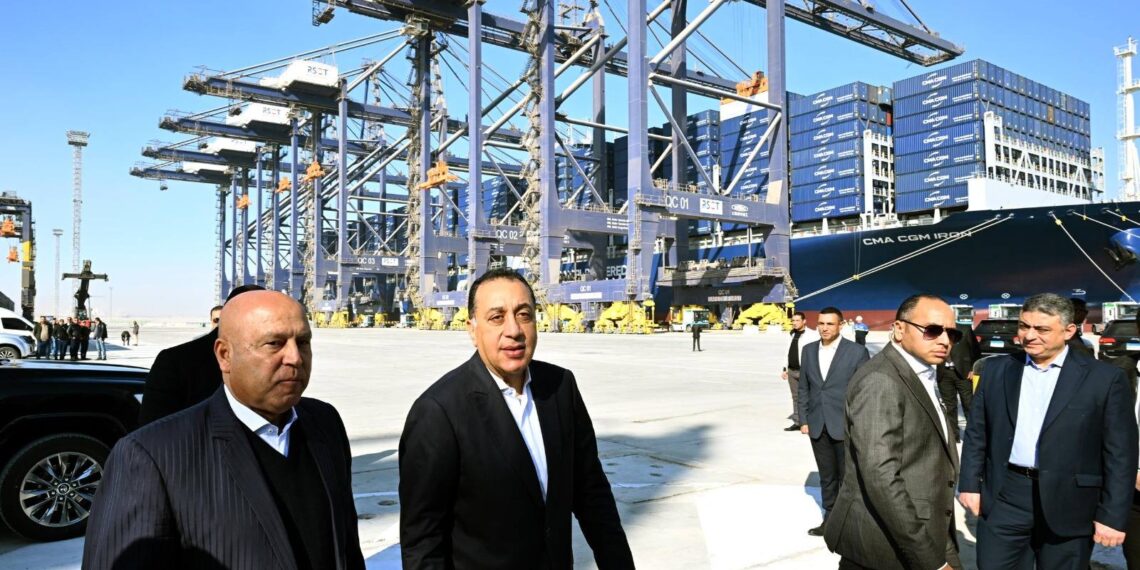 رئيس الوزراء يشهد بدء التشغيل التجاري لمحطة البحر الأحمر لتداول الحاويات