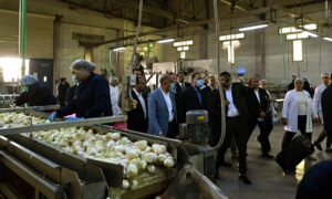 رئيس الوزراء يتفقد مصنع الشركة المتحدة لتجفيف الحاصلات الزراعية