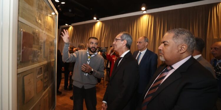 الدكتور عمرو طلعت يتفقد أجنحة معرض الرواد السنوى لهواة جمع الطوابع 2026