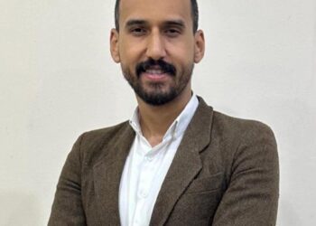 «تروما الصحافة الاقتصادية».. كيف تصنع الأزمات المالية صدمة نفسية خفية داخل غرف الأخبار؟