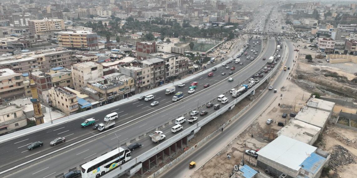 تشغيل تجريبي لمشروع توسعة ورفع مناسيب كوبري العامرية المتقاطع مع مسار القطار الكهربائي السريع أمام حركة المرور