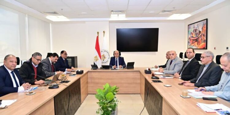 الدكتور سويلم يتابع أعمال إزالة التعديات على مجرى نهر النيل وأراضي طرح النهر