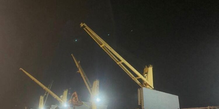 تصدير أكبر شحنة ملح من ميناء العريش