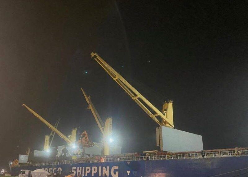 تصدير أكبر شحنة ملح من ميناء العريش