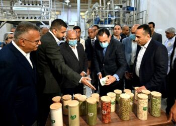 رئيس الوزراء يتفقد مصنع الشركة المتحدة لتجفيف الحاصلات الزراعية