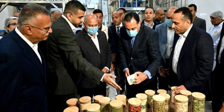 رئيس الوزراء يتفقد مصنع الشركة المتحدة لتجفيف الحاصلات الزراعية