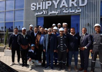 خلال جولته التفقدية بشركة ترسانة جنوب البحر الأحمر