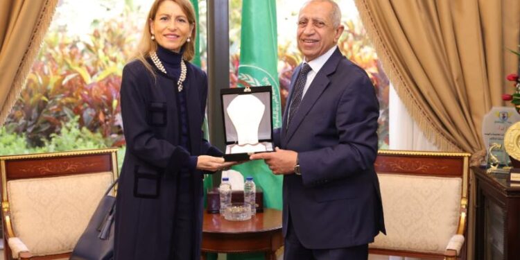 رئيس «الأكاديمية العربية» يكرم مدير المكتب الإقليمي لليونسكو