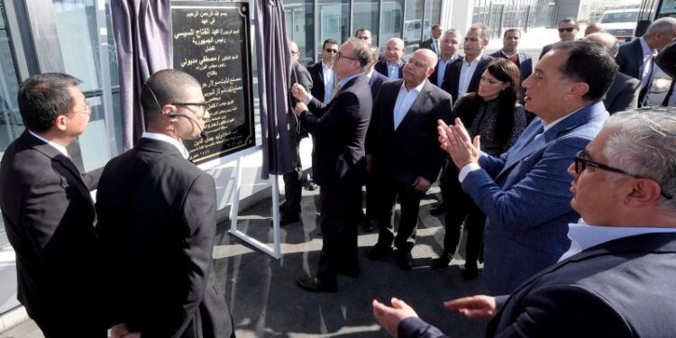 رئيس الوزراء يفتتح مجمع مصانع إيليت سولار لتكنولوجيا الطاقة الشمسية