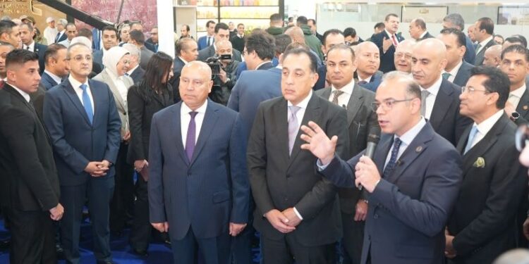 رئيس مجلس الوزراء يتفقد جناح هيئة الرقابة المالية بمعرض القاهرة الدولي للكتاب