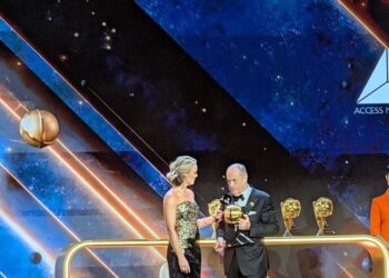 سير محمد منصور يتسلم الجائزة