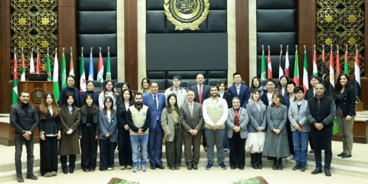 صورة تذكارية للدارسين بجامعة فودان الصينية مع د. اسماعيل عبد الغفار 