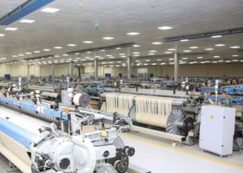 وزير قطاع الأعمال العام في جولة تفقدية موسعة داخل شركة مصر للغزل والنسيج بالمحلة الكبرى