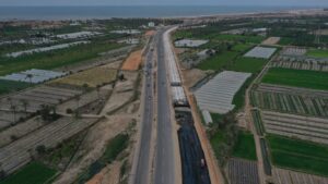 وزير النقل يتفقد مواقع العمل بمشروع تطوير الطريق الدولي الساحلي