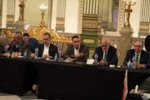 وزير المالية في جلسة نقاشية مع رئيس وأعضاء الاتحاد العام للغرف السياحية: