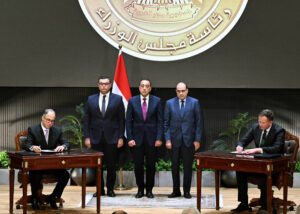 رئيس الوزراء يشهد مراسم توقيع ثلاث اتفاقيات