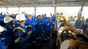 زيارة مفاجئة من وزير البترول والثروة المعدنية لمصنع بوتاجاز القطامية