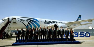 رئيس الوزراء يتفقد أول طائرة من طراز Airbus A350-900 بأسطول الناقل الوطني