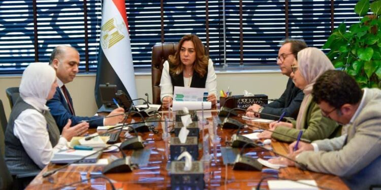 وضع عقوبات رادعة للحد من استخدام الأكياس البلاستيكية