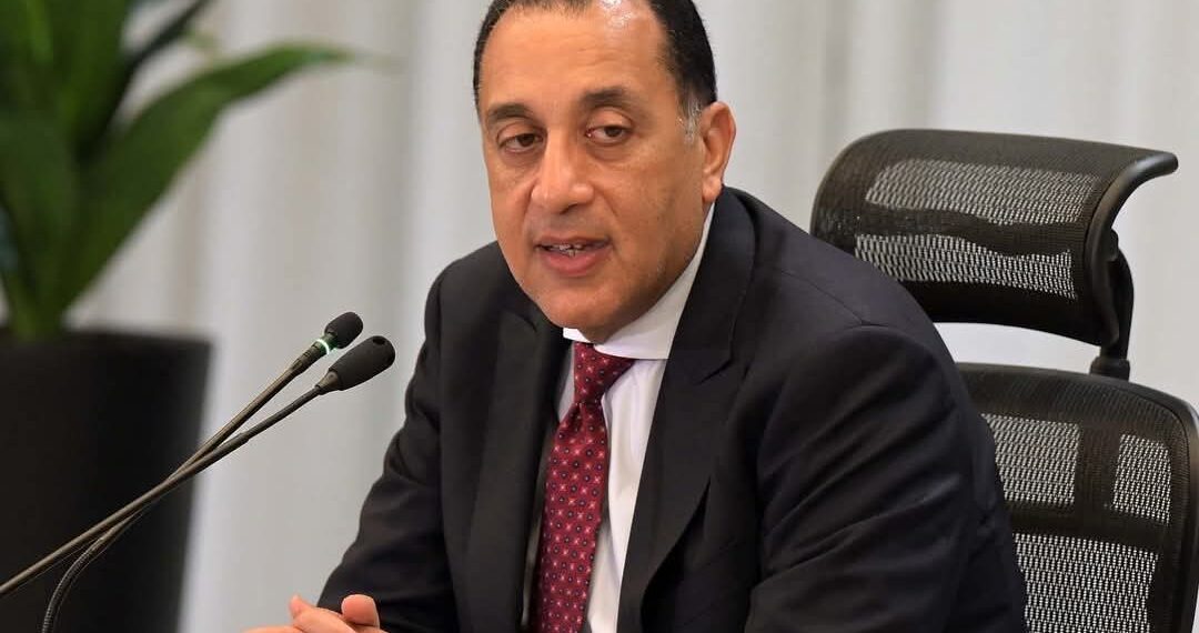 رئيس الوزراء يتابع مع وزير البترول والثروة المعدنية موقف الاحتياطيات من المواد البترولية وانتظام تأمين الامدادات