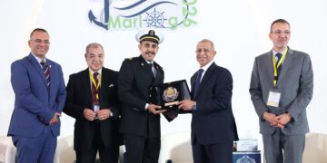 رئيس الأكاديمية العربية يكرم بطل إنقاذ مهاجر بالمتوسط في ختام «مارلوج 15»