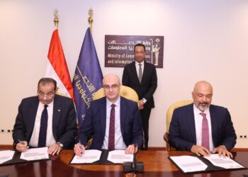 توقيع عدد من الاتفاقيات التجارية بين «المصرية للاتصالات» و «إي آند مصر» و«تنظيم الاتصالات»