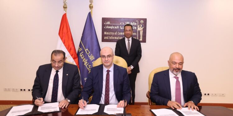 توقيع عدد من الاتفاقيات التجارية بين «المصرية للاتصالات» و «إي آند مصر» و«تنظيم الاتصالات»