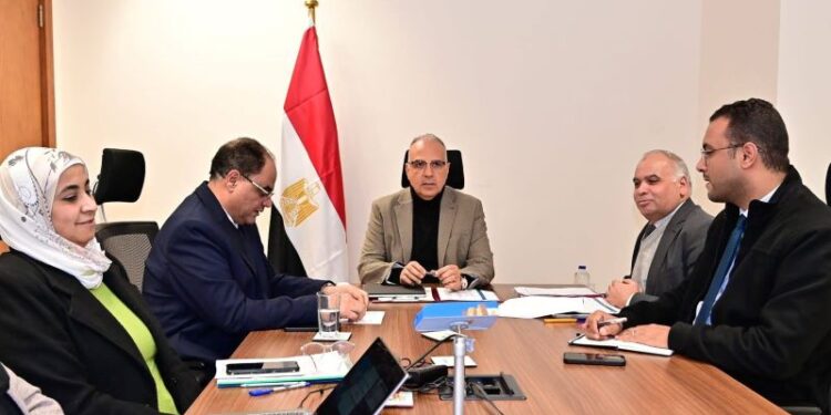 الدكتور سويلم يتابع موقف «المشروع القومي لضبط نهر النيل وفرعيه»