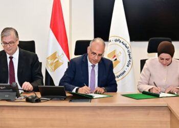 الدكتور هانى سويلم و بيتر مولّيما و الدكتورة سمر الأهدل يوقعون الاتفاقية