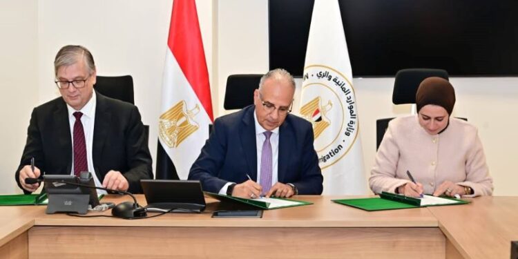 الدكتور هانى سويلم و بيتر مولّيما و الدكتورة سمر الأهدل يوقعون الاتفاقية