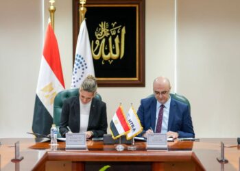 المهندس محمد شمروخ يوقع علي الاتفاق مع ستيفاني فولز