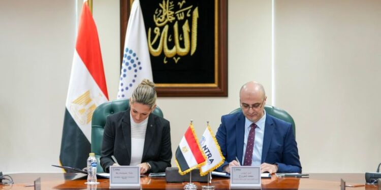 المهندس محمد شمروخ يوقع علي الاتفاق مع ستيفاني فولز