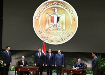 رئيس الوزراء يشهد مراسم توقيع ثلاث اتفاقيات