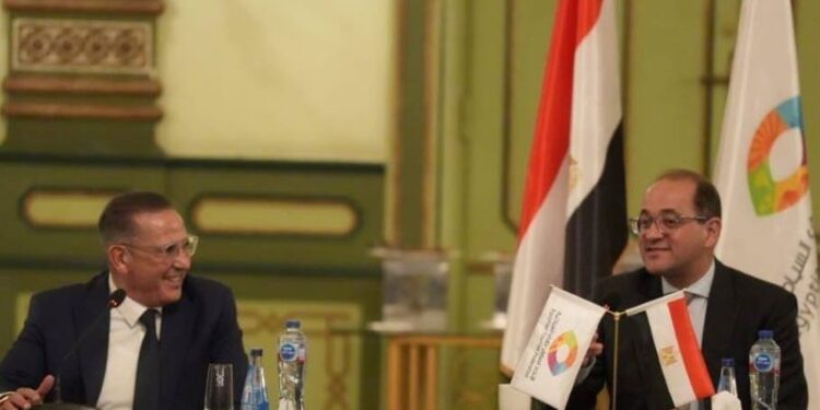 وزير المالية في جلسة نقاشية مع رئيس وأعضاء الاتحاد العام للغرف السياحية: