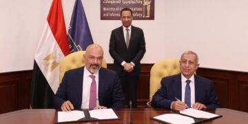 وزير الاتصالات يشهد توقيع شراكة استراتيجية بين «الأكاديمية العربية» وشركة «إي آند مصر»