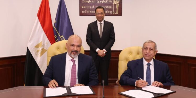 وزير الاتصالات يشهد توقيع شراكة استراتيجية بين «الأكاديمية العربية» وشركة «إي آند مصر»