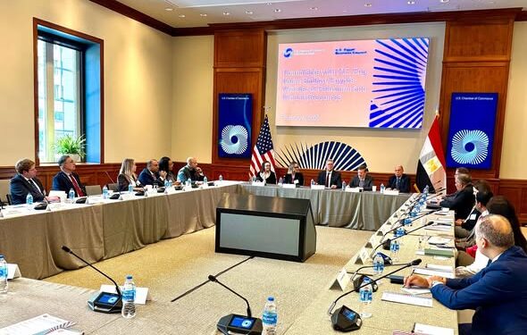 وزير البترول يعقد لقاء مائدة مستديرة موسع مع ممثلي الشركات الأمريكية بغرفة التجارة