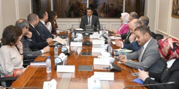 وزير الصناعة خلال لقاءه مع مسئولي شركة نيسان للسيارات