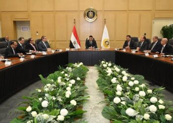 وزير الصناعة يجتمع بقيادات الوزارة