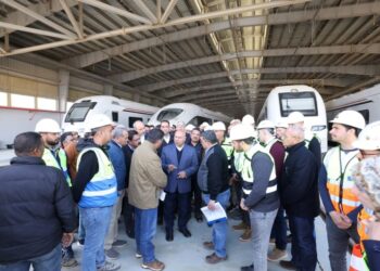 وزير النقل يتفقد اعمال انشاء وتنفيذ ورشة الخط الأول بحدائق أكتوبر