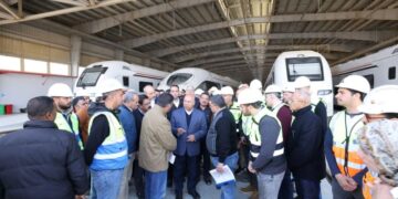وزير النقل يتفقد اعمال انشاء وتنفيذ ورشة الخط الأول بحدائق أكتوبر