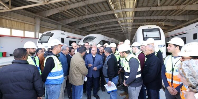 وزير النقل يتفقد اعمال انشاء وتنفيذ ورشة الخط الأول بحدائق أكتوبر