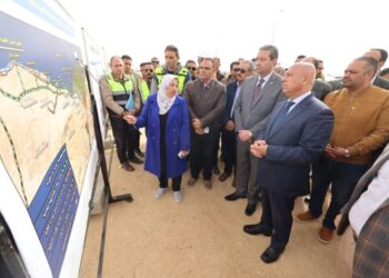 وزير النقل يتفقد مواقع العمل بمشروع تطوير الطريق الدولي الساحلي